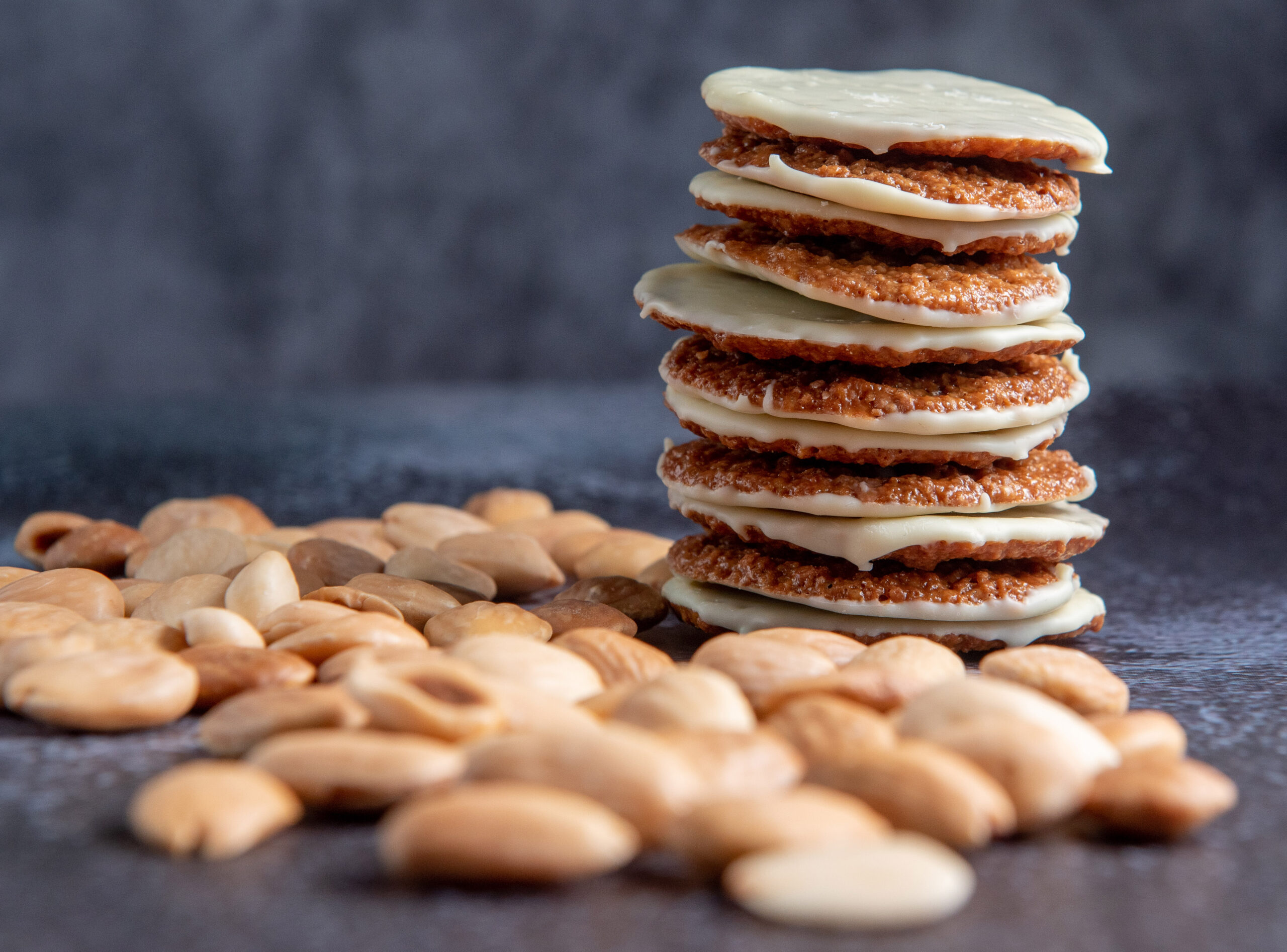 Moscovitas Chocolate Blanco · Textura y Almendra Seleccionada Detalle moscovitas de almendra con chocolate blanco y almendra natural