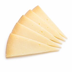 Queso Idiazabal Ahumado D.O.P. servido en lonchas finas sobre fondo blanco