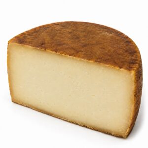 Queso Idiazabal Ahumado D.O.P. en cuña sobre fondo blanco