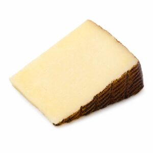Queso Manchego mezcla semicurado Siete Coronas en cuña sobre fondo blanco