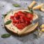 Bresaola Italiana Salumificio Squisito 200 g servida en tabla con cuchillo y grissini