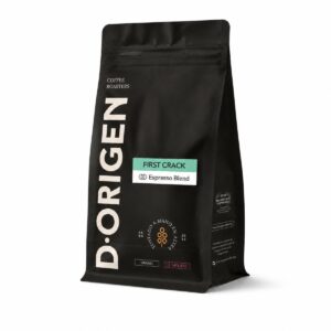 Café de Especialidad Espresso Blend First Crack D·Origen molido en bolsa negra sobre fondo blanco