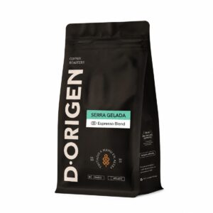 Café de Especialidad Espresso Blend Serra Gelada D·Origen molido en bolsa negra sobre fondo blanco