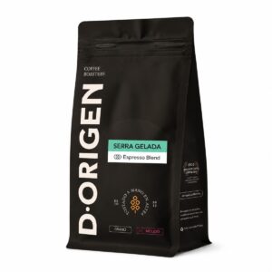 Café de Especialidad Espresso Blend Serra Gelada D·Origen molido en bolsa negra sobre fondo blanco