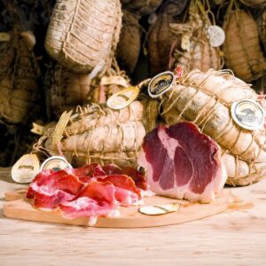 Culatello di Zibello DOP Salumificio Squisito 200 g servido en tabla con pieza curada y lonchas