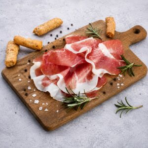 Culatello di Zibello DOP Salumificio Squisito 200 g servido en tabla con grissini, romero y pimienta