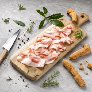 Guanciale Italiano al Pepe Salumificio Squisito 200 g servido en tabla con grissini, romero y pimienta