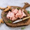 Mortadela Italiana con Pistacho Salumificio Squisito 200 g servida en tabla con grissini, hierbas y pimienta