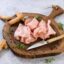 Mortadela Italiana con Pistacho Salumificio Squisito 200 g servida en tabla con grissini, hierbas y pimienta
