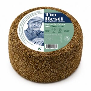 Queso de cabra con romero Tío Resti en pieza entera sobre fondo blanco