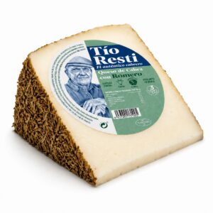 Queso de cabra curado con romero Tío Resti en cuña sobre fondo blanco