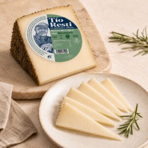 Queso de cabra curado con romero Tío Resti servido en lonchas sobre plato con romero fresco