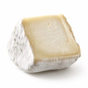 Queso de Cabra Petit Nevat Can Pujol en porción cortada sobre fondo blanco