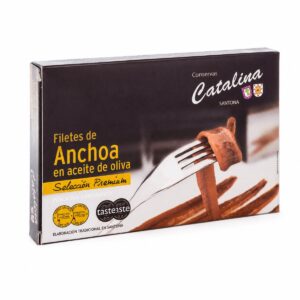 Anchoas Premium del Cantábrico en aceite de oliva Conservas Catalina 10/12 filetes 110 g en estuche sobre fondo blanco