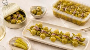 Gildas gourmet con aceitunas, anchoas y piparras para aperitivo