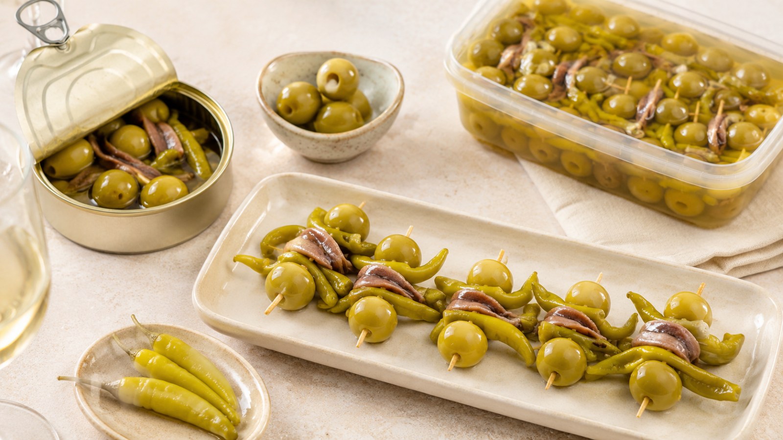 Gildas gourmet con aceitunas, anchoas y piparras para aperitivo