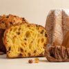 Cabecera de panettones y pandoros AGÁPICO con panettone artesanal, pandoro nevado y porción de chocolate