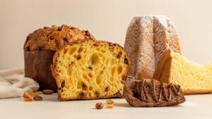 Cabecera de panettones y pandoros AGÁPICO con panettone artesanal, pandoro nevado y porción de chocolate