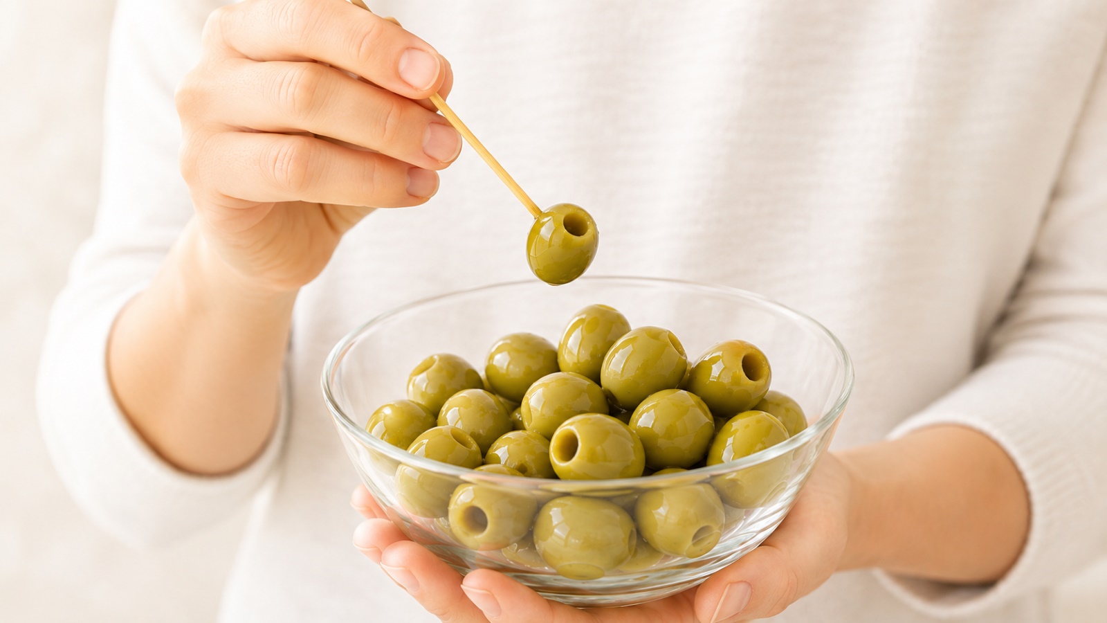 Aceitunas para aperitivo gourmet con encurtidos y banderillas