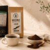 Cabecera de categoría café molido con paquetes de café, taza servida, café molido y cuchara sobre fondo beige