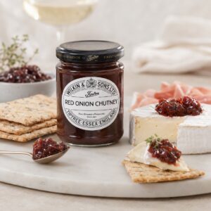 Chutney de cebolla roja Tiptree Wilkin & Sons con queso brie y crackers