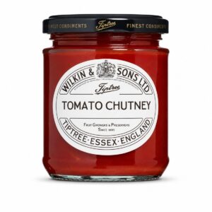 Mermelada de arándanos silvestres Tiptree Wilkin & Sons con scones y arándanos frescos