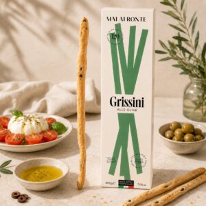 Grissini con aceitunas Malafronte servidos en escena mediterránea con burrata, tomates, aceitunas y aceite de oliva