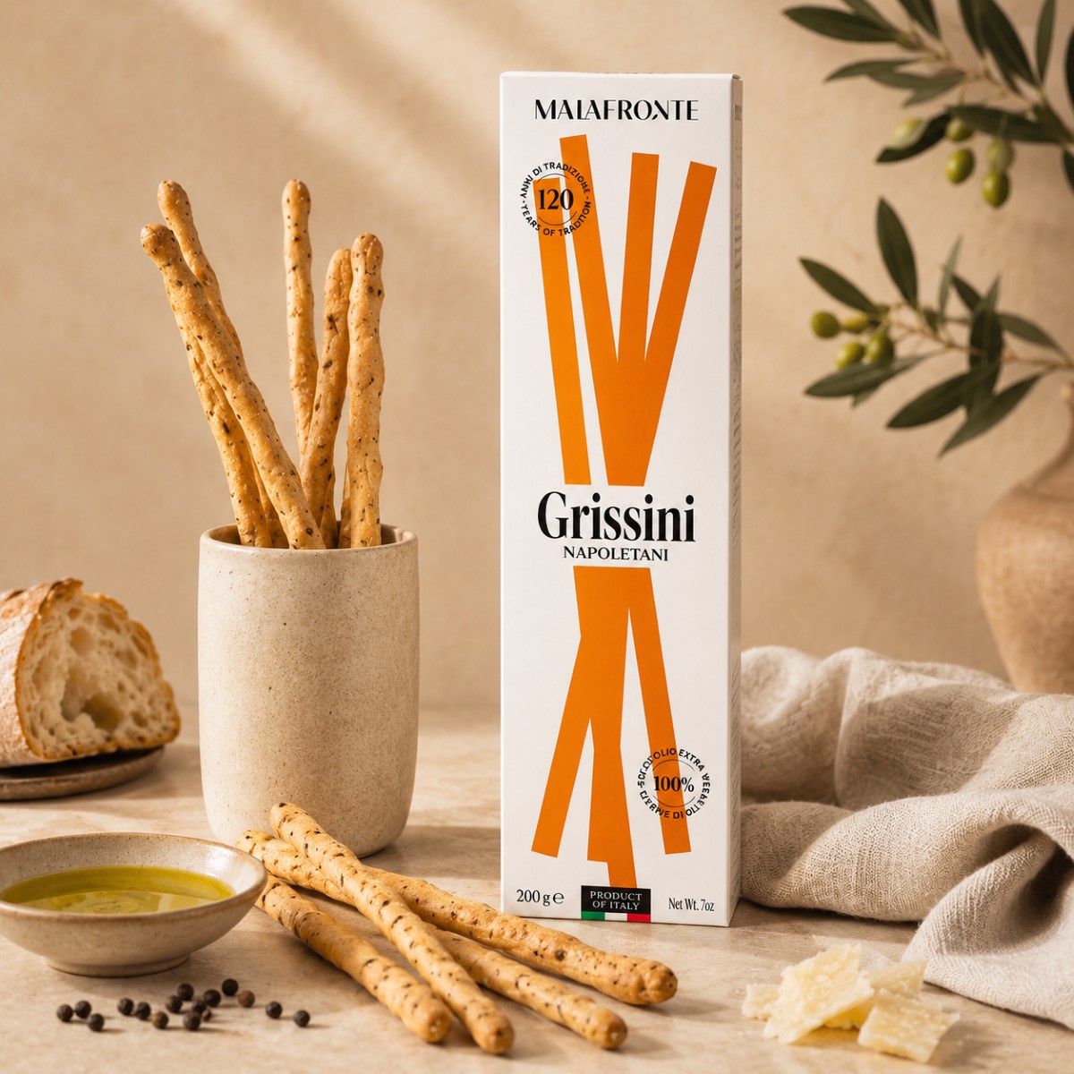 Grissini Italianos Napolitanos con Pimienta Negra Malafronte Servidos Grissini Italianos Napolitanos con Pimienta Negra Malafronte servidos en vaso junto a estuche, aceite de oliva, pan y parmesano