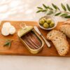 Anchoas de Santoña en conserva con pan, aceitunas y aperitivo gourmet
