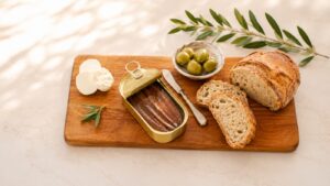 Anchoas de Santoña en conserva con pan, aceitunas y aperitivo gourmet