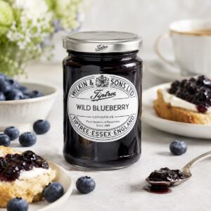 Mermelada de arándanos silvestres Tiptree Wilkin & Sons con scones y arándanos frescos