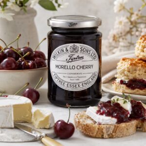 Mermelada de cereza Morello Tiptree Wilkin & Sons con queso brie, pan y cerezas frescas