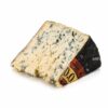 Queso Cabrales DOP El Colladín en cuña con vetas azules y envoltorio negro sobre fondo blanco