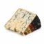 Queso Cabrales DOP El Colladín en cuña con vetas azules y envoltorio negro sobre fondo blanco