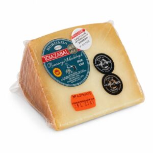 Queso Idiazábal D.O.P. Buruaga Arditegia en cuña envasada con etiqueta original sobre fondo blanco