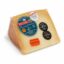 Queso Idiazábal D.O.P. Buruaga Arditegia en cuña envasada con etiqueta original sobre fondo blanco