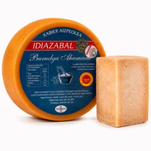 Queso Idiazábal D.O.P. Buruaga Ahumado en pieza entera y taco cortado sobre fondo blanco