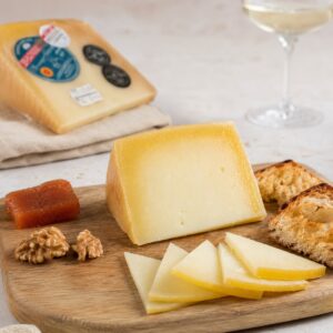 Queso Idiazábal D.O.P. Buruaga Arditegia servido con membrillo, nueces, pan tostado y vino blanco