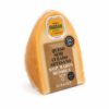 Queso Mahón-Menorca DOP Semicurado Subaida en cuña envasada con etiqueta original sobre fondo blanco
