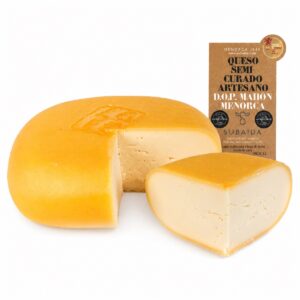 Queso Mahón-Menorca DOP Semicurado Subaida en pieza y cuña sobre fondo blanco