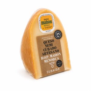 Queso Mahón-Menorca DOP Semicurado Subaida en cuña envasada con etiqueta original sobre fondo blanco