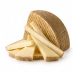 Queso Manchego Semicurado D.O.P. Las Terceras en cuña y cortes sobre fondo blanco