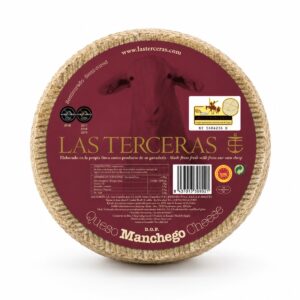 Queso Manchego Semicurado D.O.P. Las Terceras en pieza entera con etiqueta original sobre fondo blanco