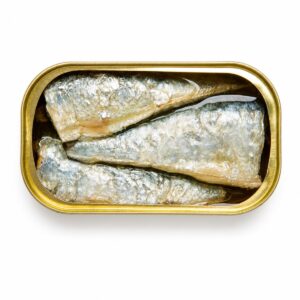 Sardinas en Aceite de Oliva Xouba de Rianxo 3-5 piezas José Peña en lata abierta sobre fondo blanco