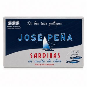Sardinas en Aceite de Oliva Xouba de Rianxo 3-5 piezas José Peña en estuche sobre fondo blanco