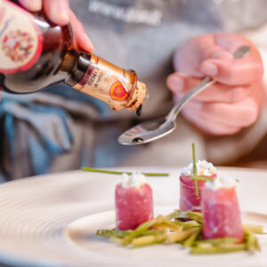 vinagre balsamico tradicional de modena dop en plato gourmet de alta cocina