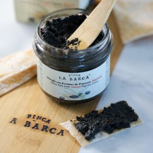 Olivada con escamas de pimentón ahumado Finca La Barca servida sobre cracker