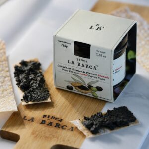 Olivada con escamas de pimentón ahumado Finca La Barca con crackers
