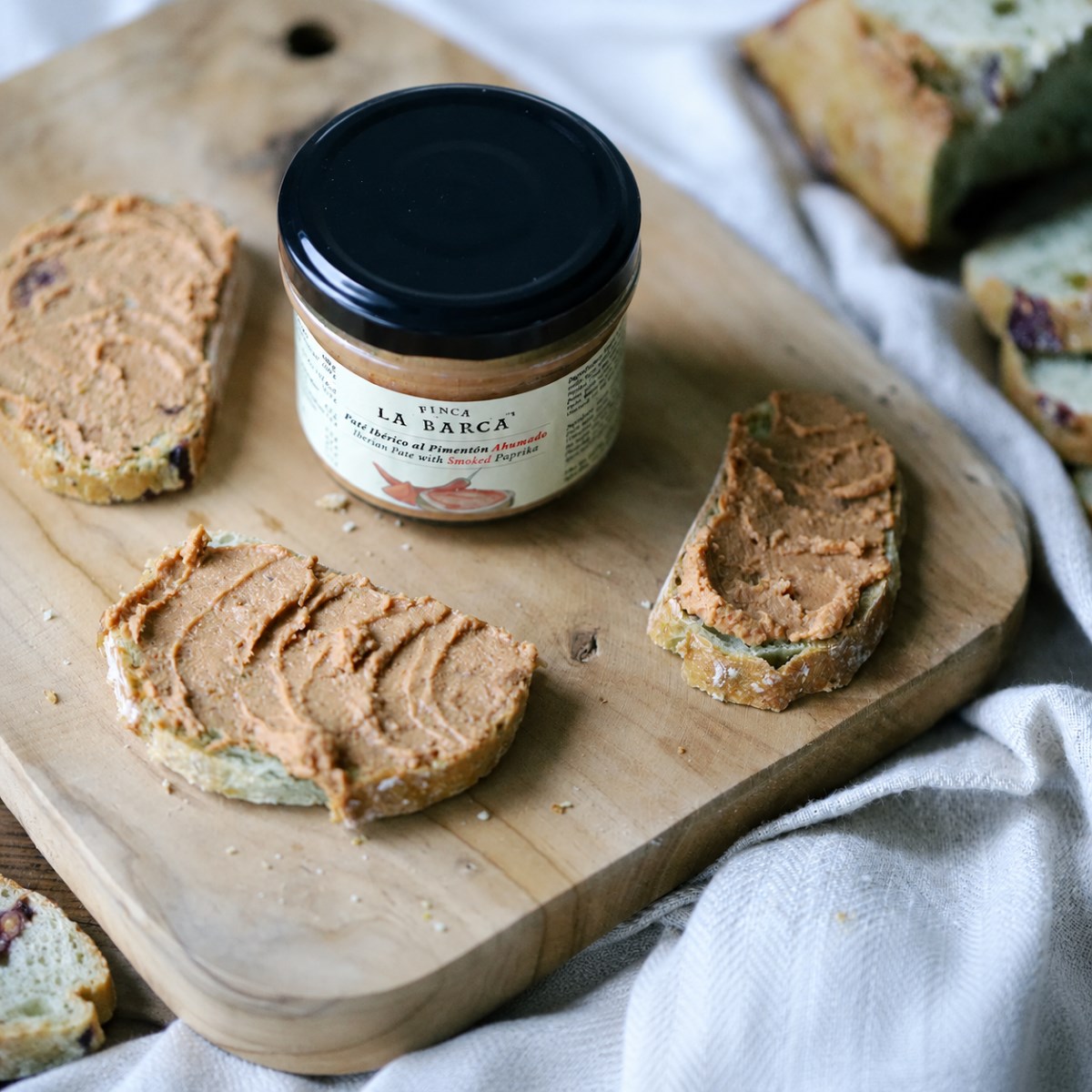 Paté Ibérico al Pimentón Ahumado Finca La Barca servido con pan Paté ibérico al pimentón ahumado Finca La Barca con pan