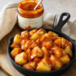 Salsa brava con pimentón ahumado Finca La Barca servida con patatas bravas